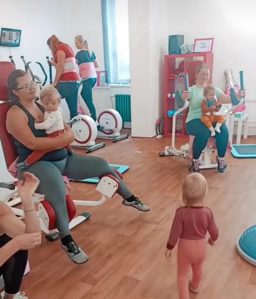 Kralupy opening 9 od Kralupy slavnostně otevřeny! I když to dopoledne vypadalo jako mama fitness, děti mají své místo v dětském koutku, kde se maminky střídají v hlídání.